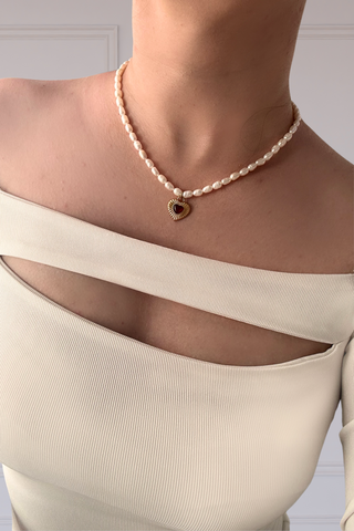 Colier cu perle albe sintetice, cu pandantiv inimioara din otel inoxidabil placat cu aur de 18K, rezistent la apa